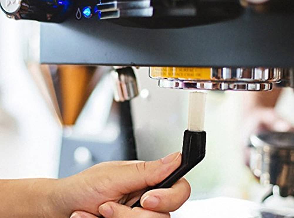 Productos de limpieza para máquinas de café, incluyendo cepillos y detergentes