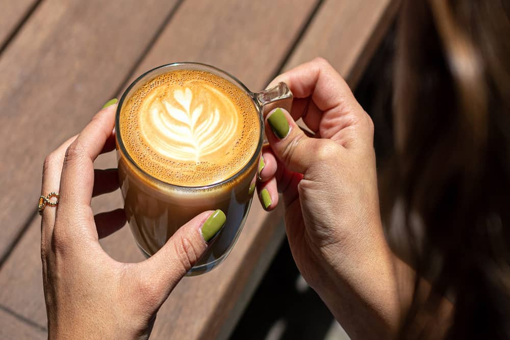 Máquina de café comercial representando la excelencia de Coffee Solutions