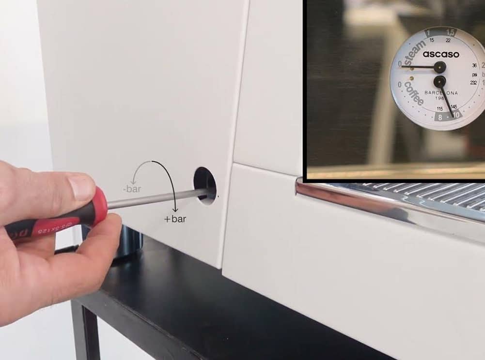 Técnico calibrando una máquina de café comercial