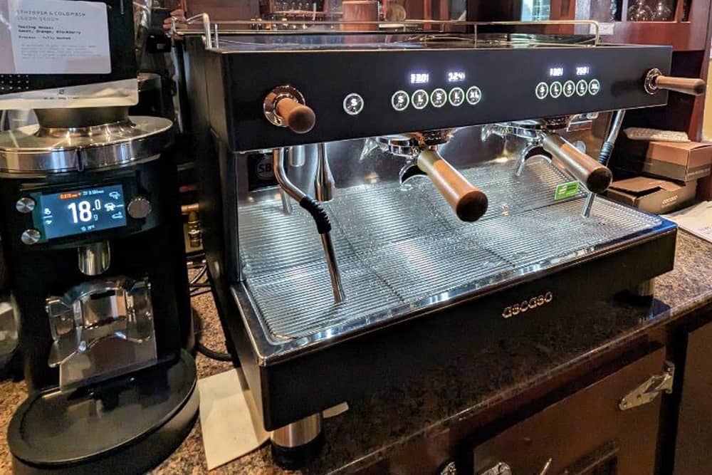 Técnico instalando una máquina de café comercial